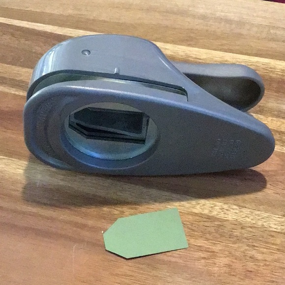 🏷 EK Success Tag Punch Whale Lever 1.75" - Picture 2 of 2